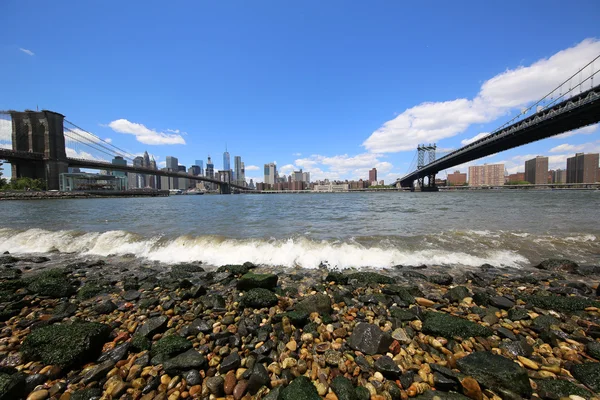 Panoramic view of Manhattan between Brooklyn Bridge  and  Manhattan Bridge
