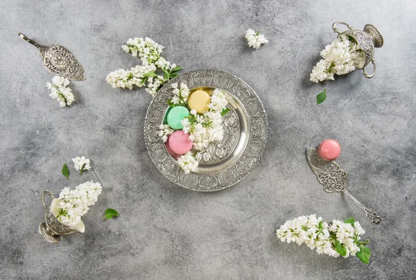 White lilac flowers and macaroon cakes.