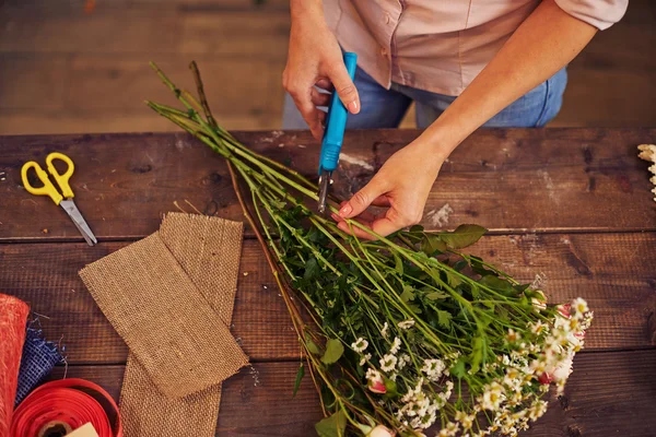 Florist cutting floral stems