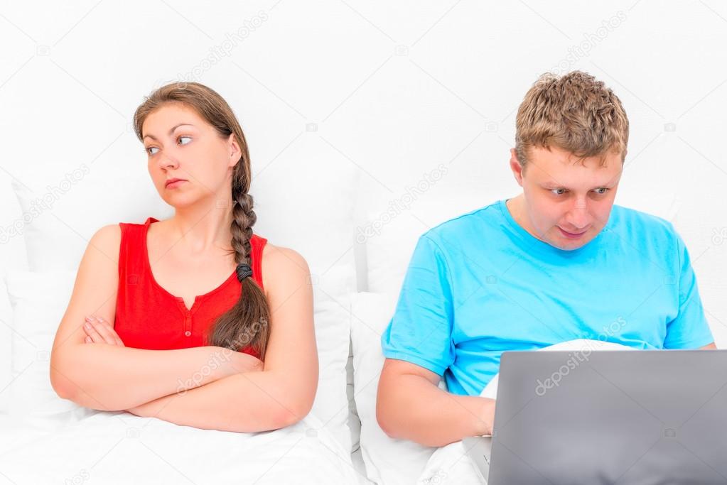 денег нет муж играет в компьютерные игры
