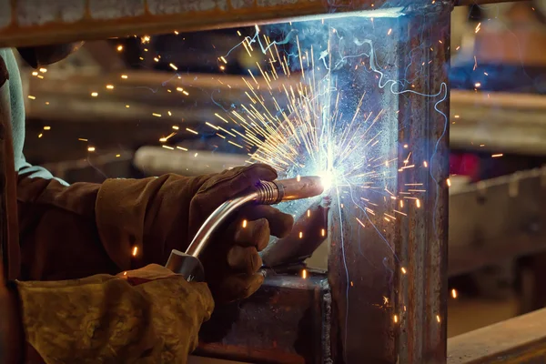 Semi-automatic welding in shielding gases