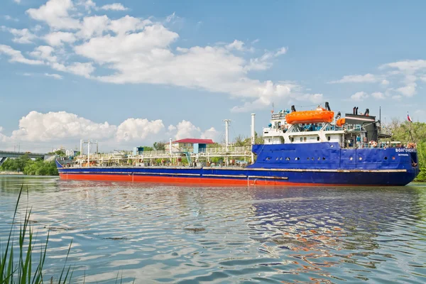 Transportation of goods and petroleum products on barges on the