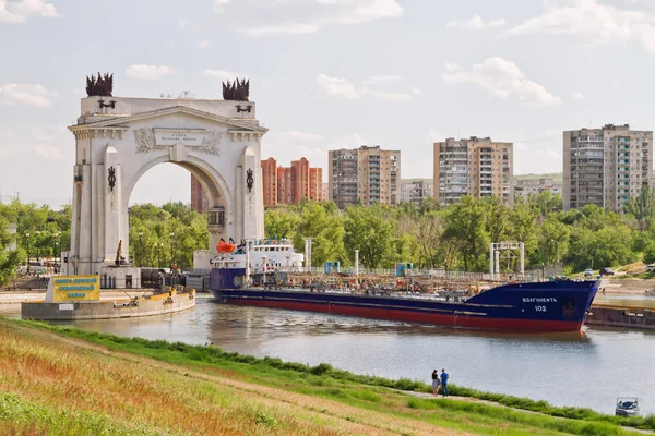 Barge for the transportation of petroleum products