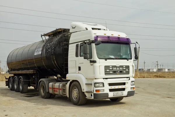 Truck with a tank for the transport of petroleum products
