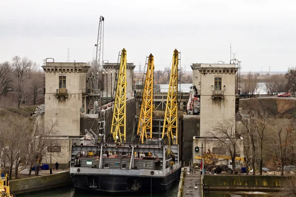 Work to replace the lock gates of the Volga-don shipping canal