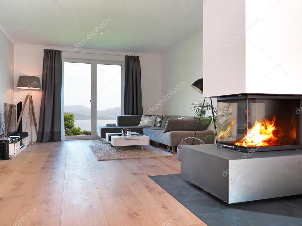 Moderne wohnzimmer mit kamin — stockfoto © numismarty #83336282