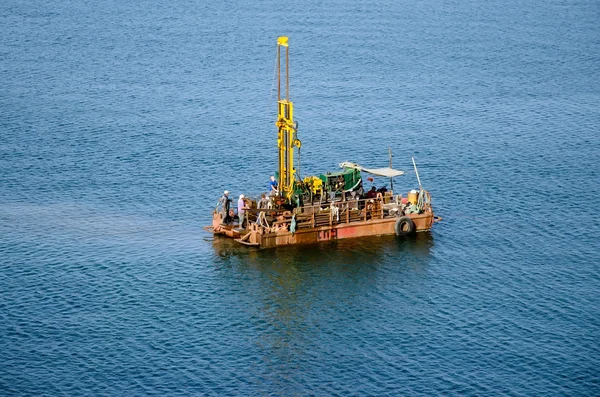 Marine drilling platform