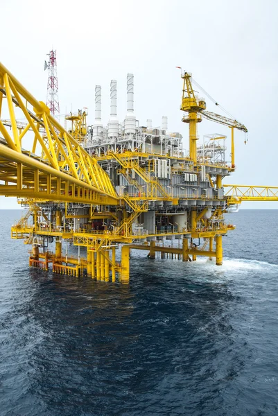 Oil and gas platform in the gulf or the sea, The world energy, O