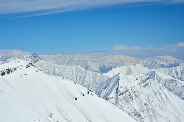 Peaks stretching far beyond the horizon