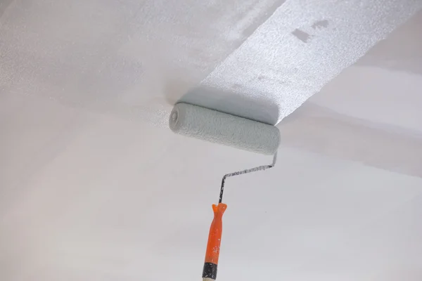 Painting a gypsum plaster ceiling with roller