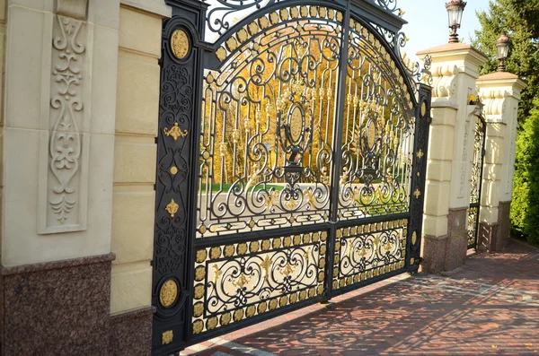 Metal decorative gate