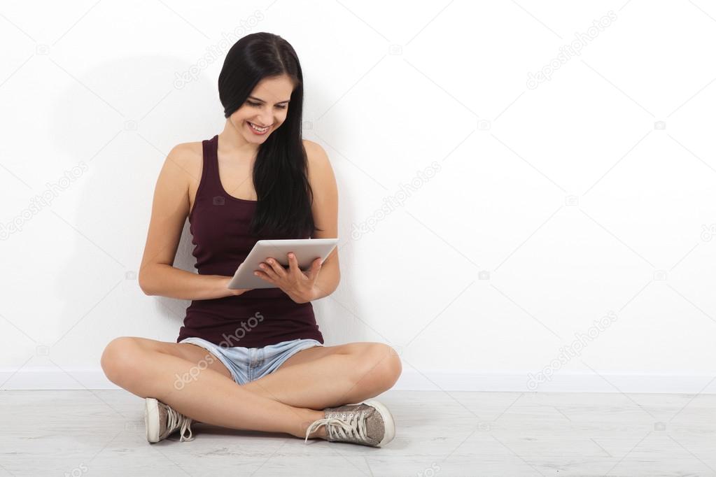 Сидящая Женщина Читает На Вибраторе