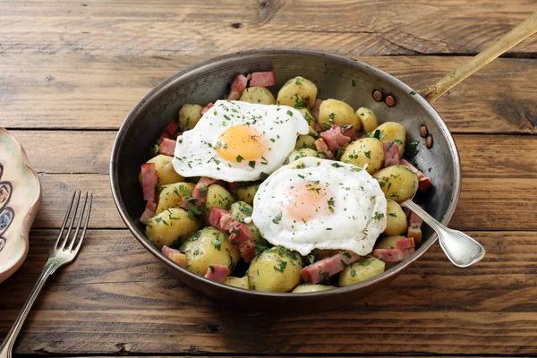Fried eggs with ham and potatoes