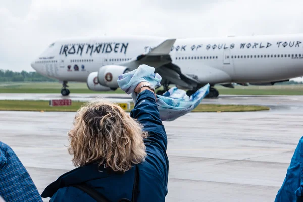 A woman says goodbye to Iron Maiden's Boeing 747 