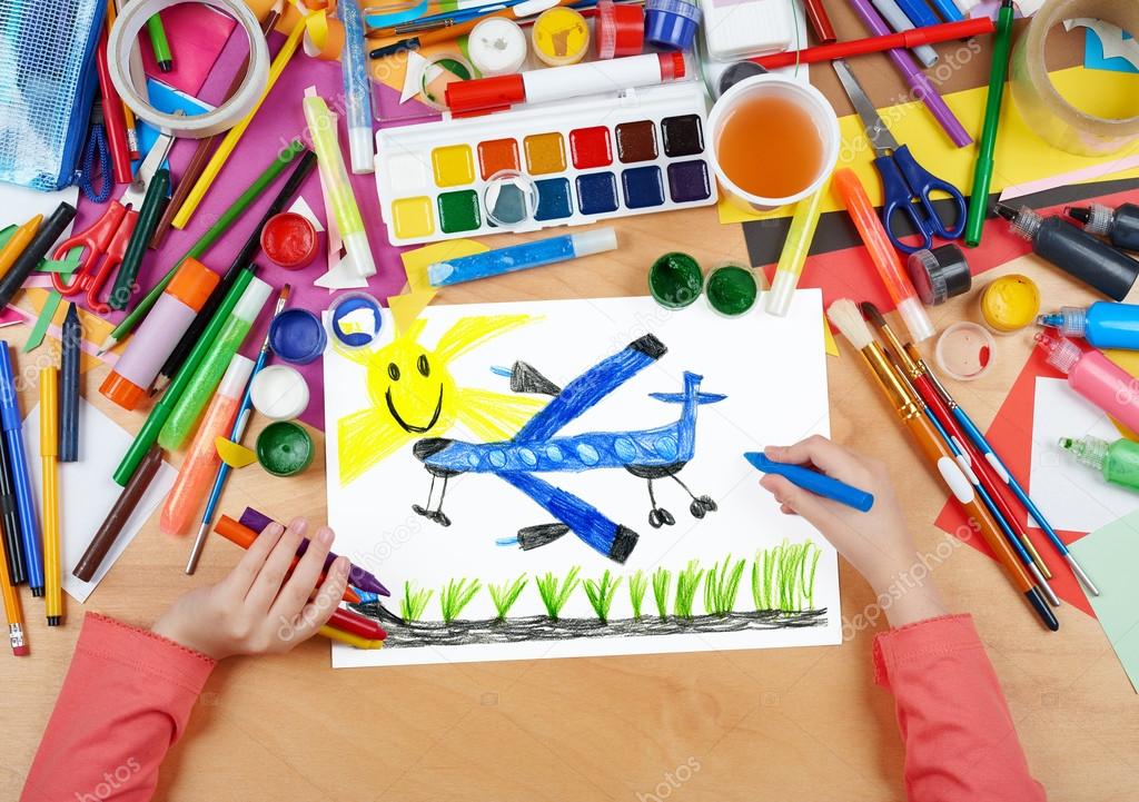 Avião de passageiros voar sob sol criança desenho superior vista ... Désign sol Desenho