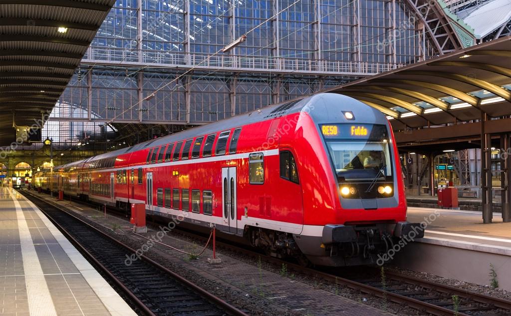 Tren regional express en la estación de Frankfurt am Main, Alemania