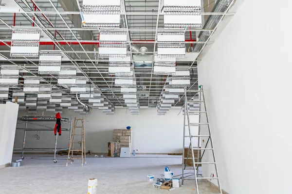 Suspended office ceiling, pause at work