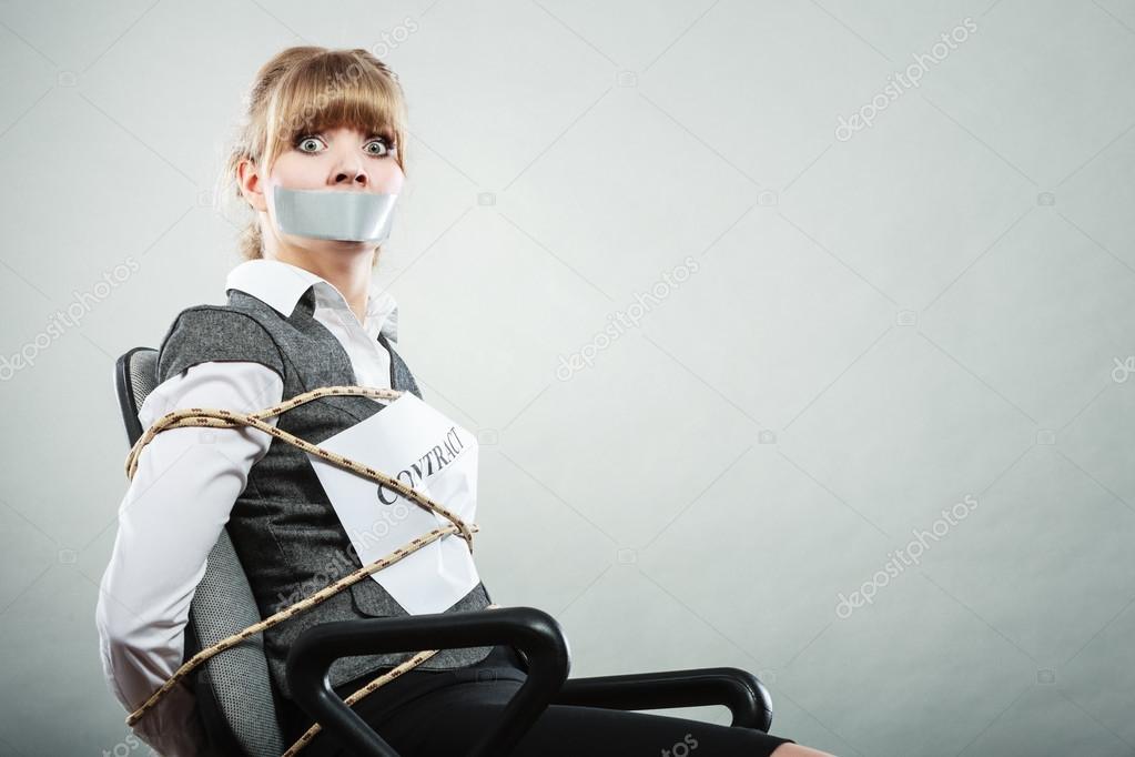 Парень Привязал Вибраторы К Стулу