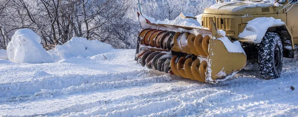 Snow plow machine with spinning blades