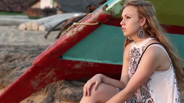 Фото девушка возле лодки Фото девушка возле лодки