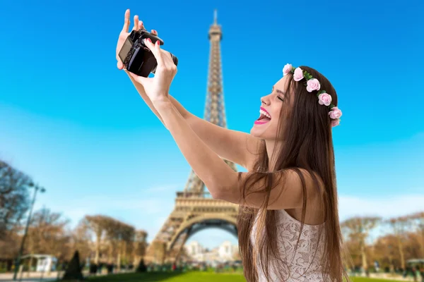 Girl taking selfie photo in Paris