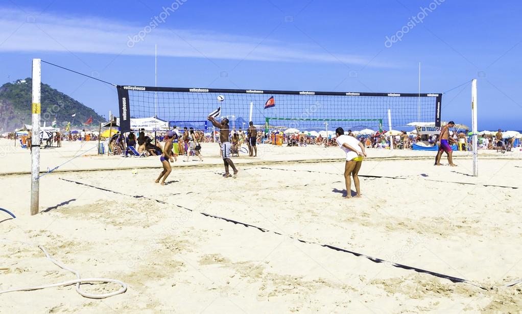 Gente jugando voleibol en la playa de copacabana en Río de janeiro