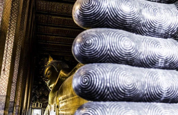 Reclining Buddha statue