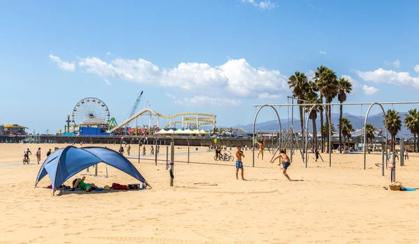 People do sports in Santa Monica