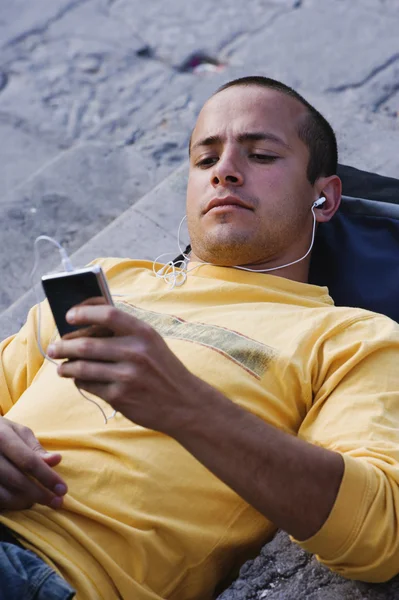 西班牙裔男子听 mp3 播放器 - 图库照片bst201