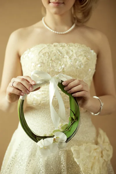 Great event, arty wedding bouquet concept. Bride holding circle
