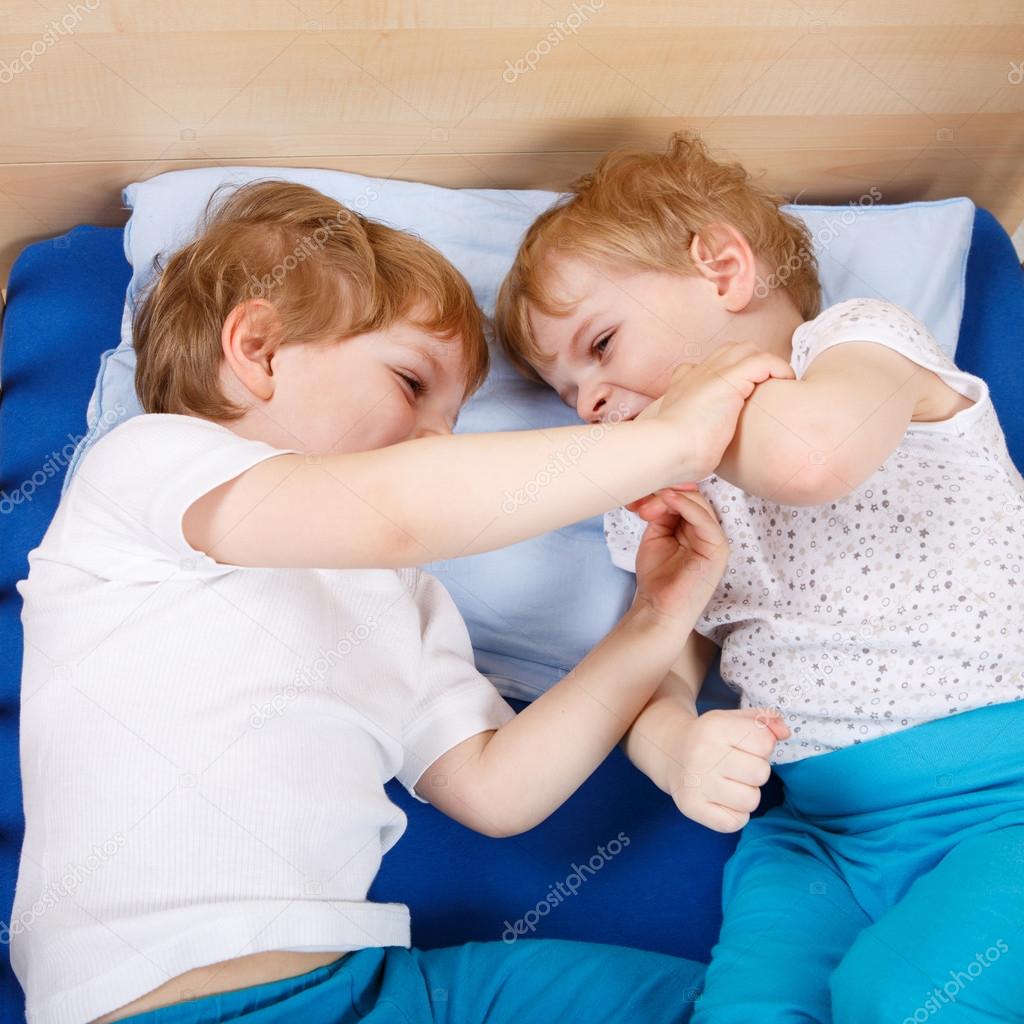 Zwei kleine kleinkind jungs spaà haben und kämpfen — stockfoto ... Bett für zwei kleinkinder