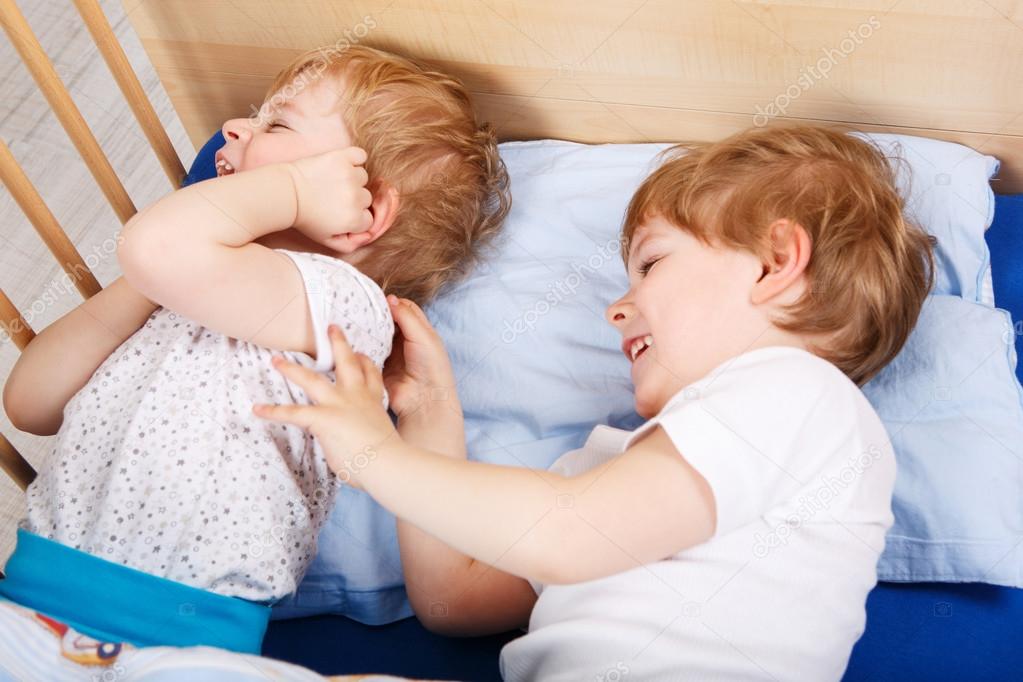 Zwei kleine kleinkind jungs spaà haben und kämpfen — stockfoto ... Bett für zwei kleinkinder