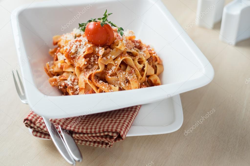 Traditionelle italienische Tagliatelle Nudelgericht mit Bologneser ...
