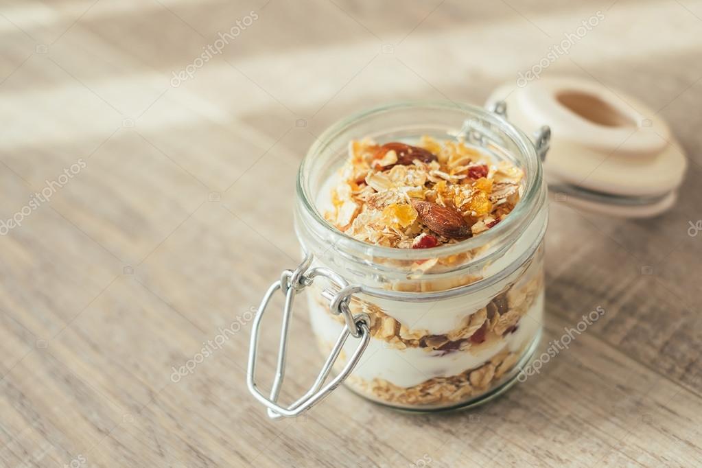 Hausgemachtes Bircher Müsli mit gerösteten Haferflocken, Trockenobst ...