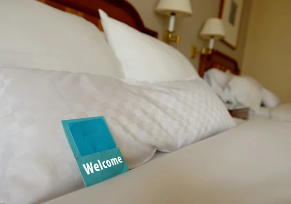 Welcome note on bed