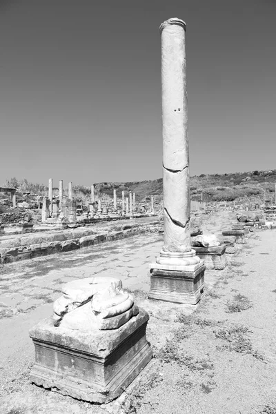 Perge old construction in asia turkey the column  and the roman