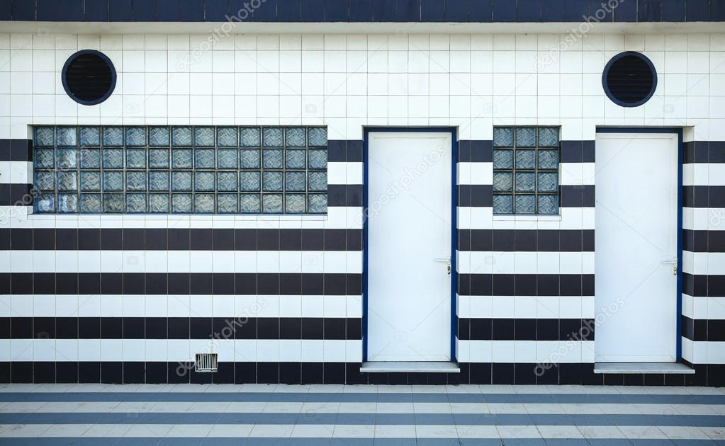 Facciata in maiolica bianca e blu con mattoni di vetro — foto ... Mattoni in vetro