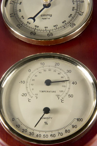 Temperature, humidity and air pressure measuring barometer