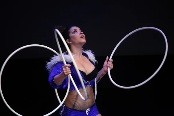 Hula hoop juggler Jessica