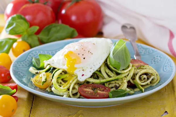 Zucchini noodles with tomatoes and egg