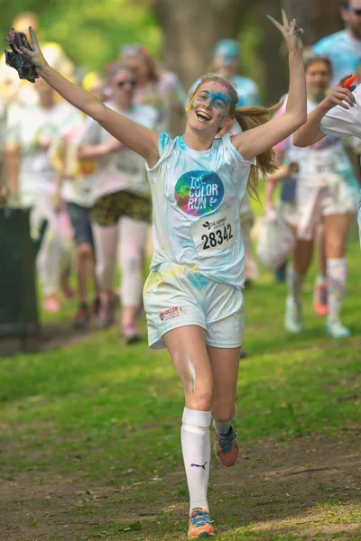 Runner between the color stations at Color Run Tropicolor world