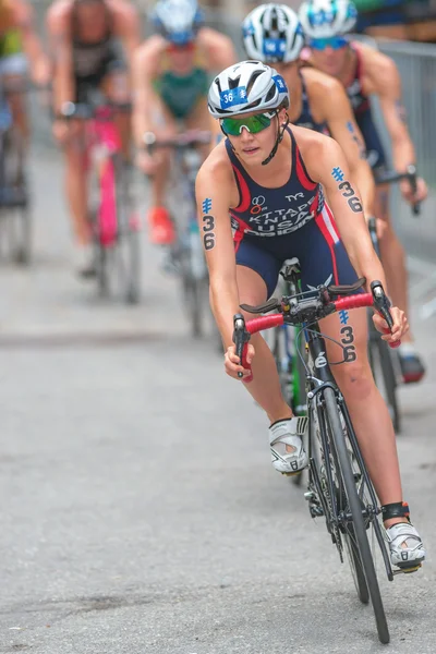 Taylor Knibb (USA) leading a group cycling at the Women ITU Tria