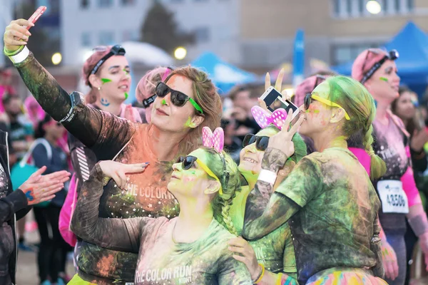 Friends taking selfies at the Color Run Night Edition in Stockho