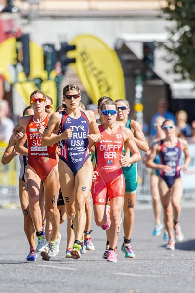 Winner Sarah True (USA) in front of a group at the Womens ITU Wo