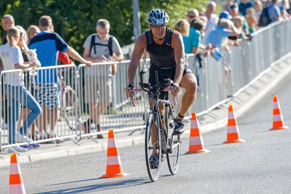 Triathlete braking before a curve at the ITU World Triathlon eve