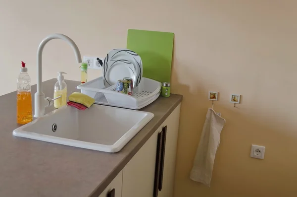 Deel voor keuken box in kleine woonkamer met voorwaarde voor ...