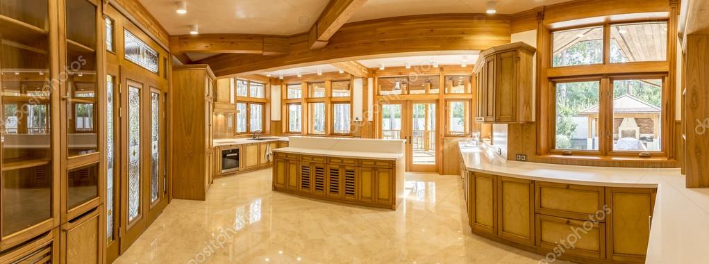 Houten keuken en marmeren vloer in landhuis — stockfoto ...