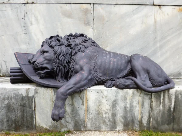 Bronze statue of a wounded lion