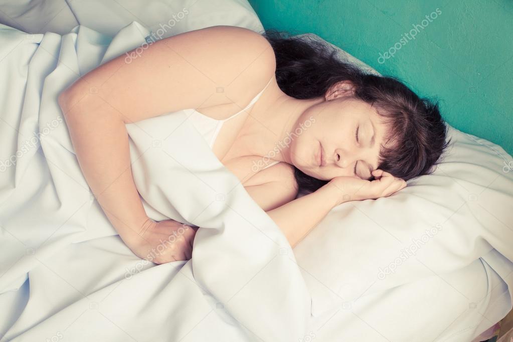 Голая женушка спит на кровати фото