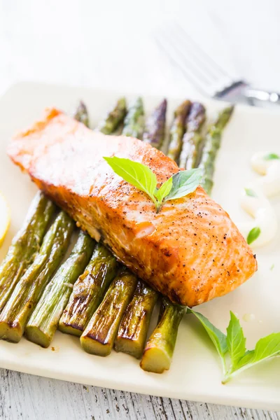 Salmon fillet baked with asparagus
